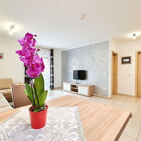 Apartman Leon Umag Eksteriør bilde