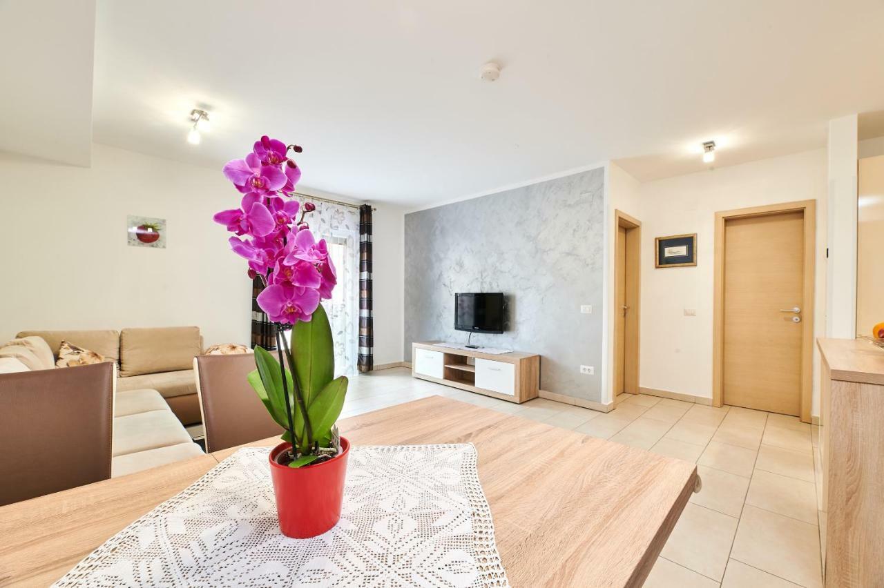 Apartman Leon Umag Eksteriør bilde