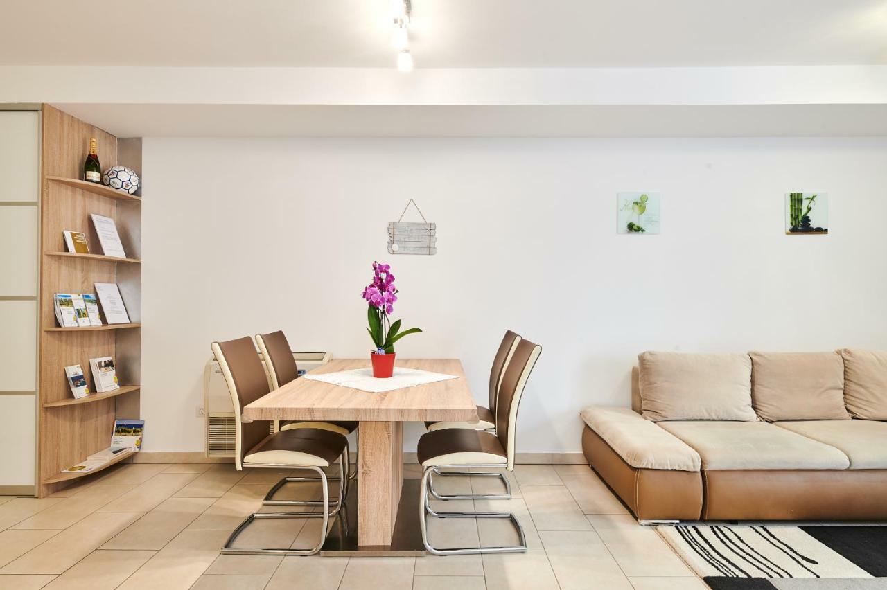 Apartman Leon Umag Eksteriør bilde